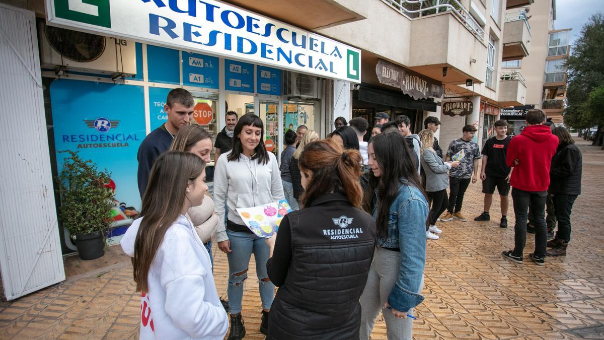 Muchos futuros conductores quieren aprovechar los descuentos del Black Friday en esta autoescuela de Ibiza.