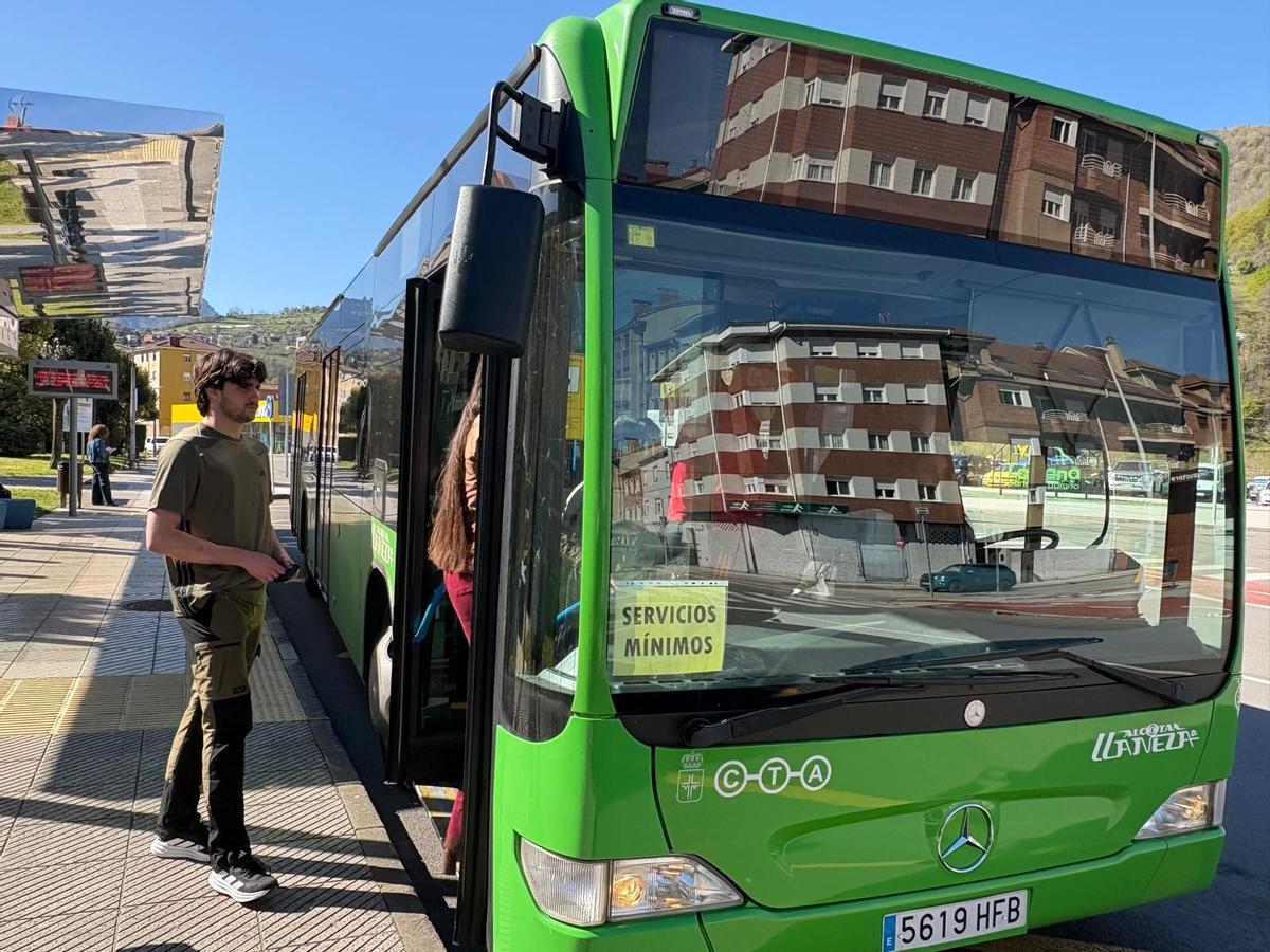 Un autobús de servicios mínimos durante la huelga de conductores