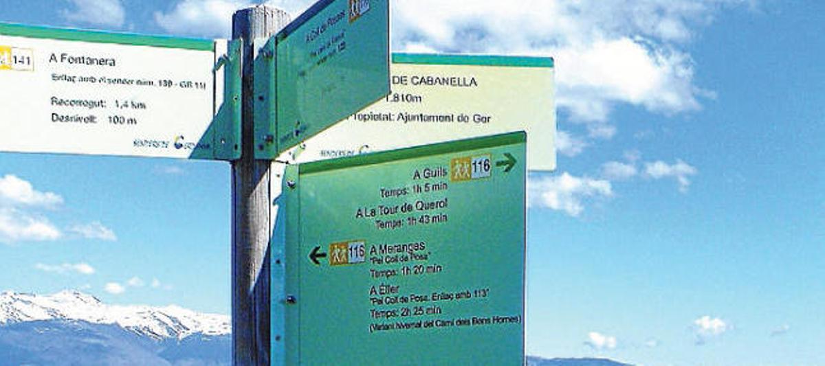 Un pal de rètols de la xarxa de camins a la Solana de la Cerdanya