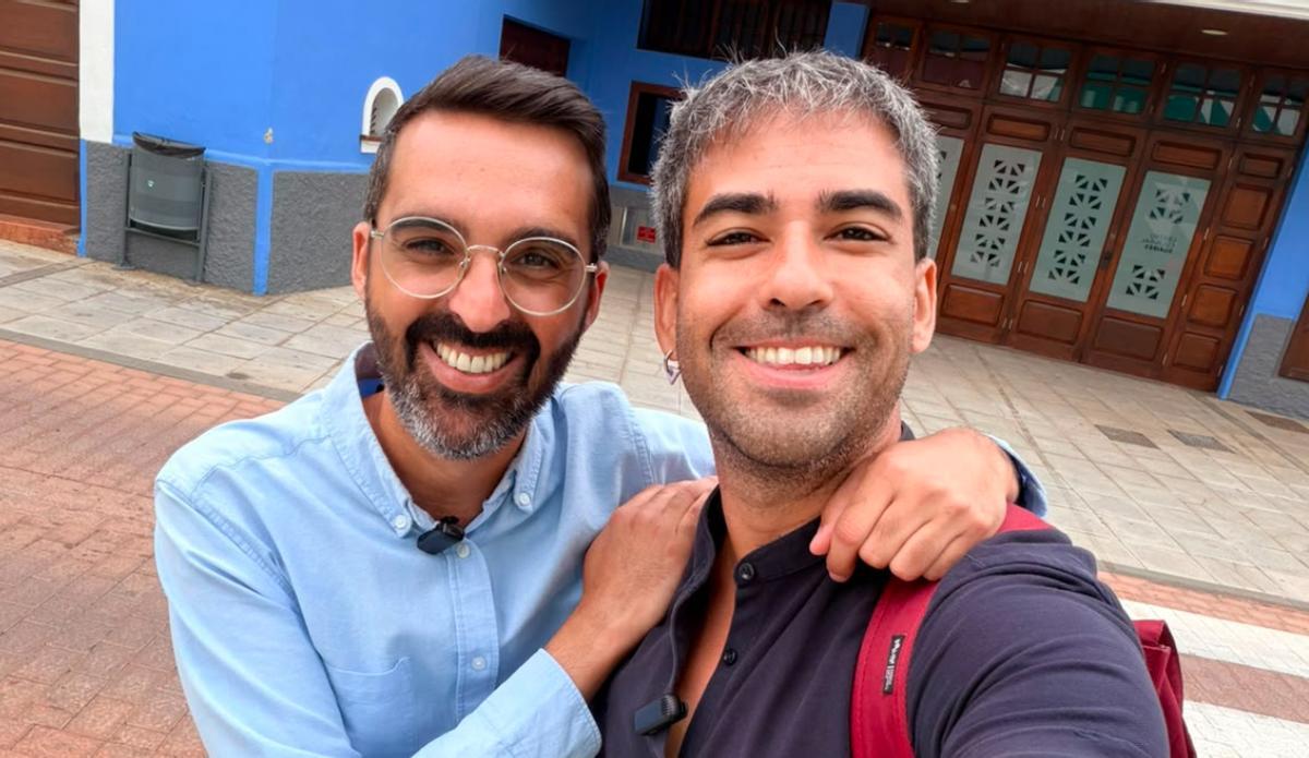 Los periodistas Victorio Pérez y Adolfo Rodríguez durante la entrevista para La Provincia