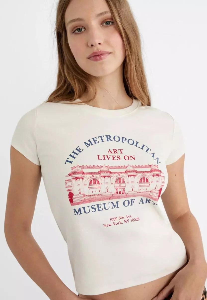 La fascinación continua por el leopardo en animal print y otras novedades de Stradivarius 10 Moncloa Camiseta con diseño frontal único: Tendencia dosmilera reinventada