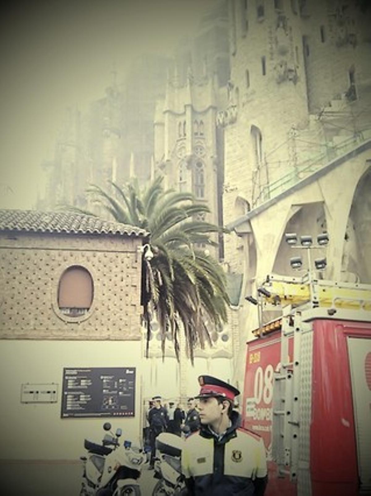 Imagen del humo procedente de la Sagrada Família.