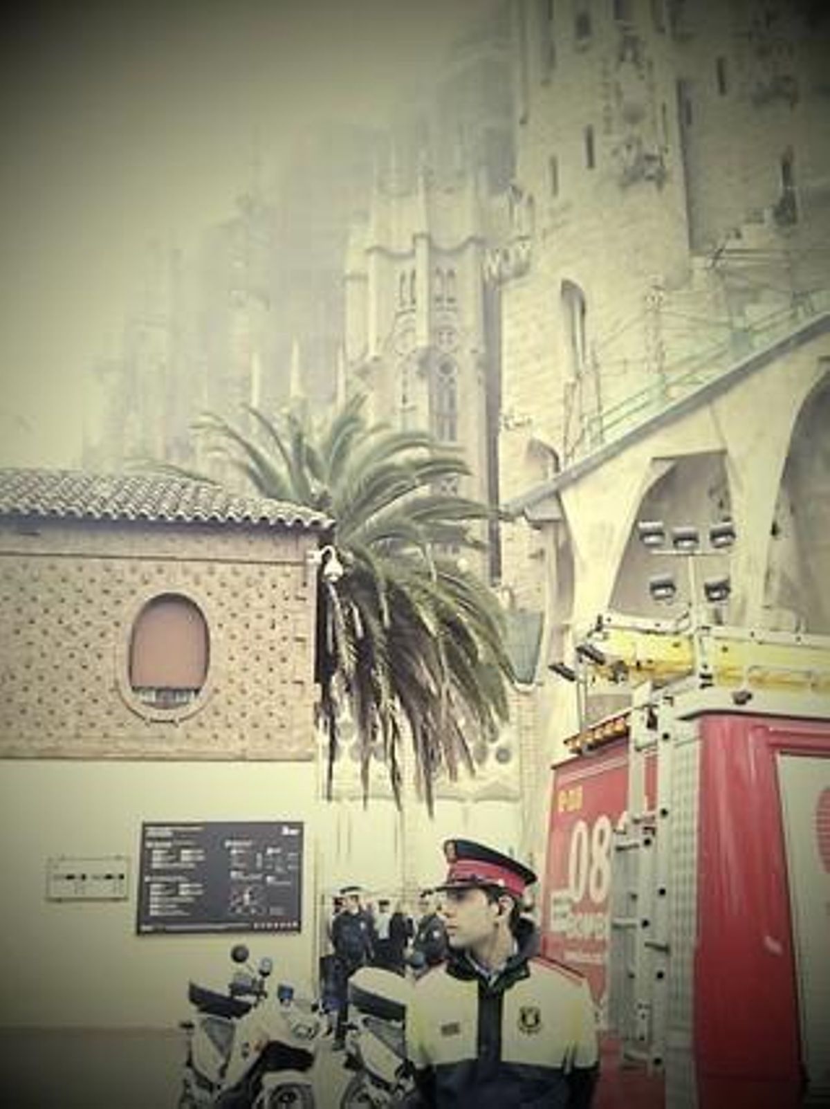 Imatge del fum procedent de la Sagrada Família.