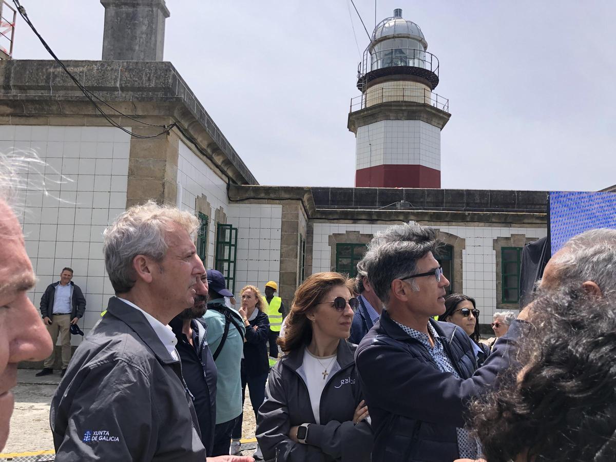 Alfonso Rueda, izquierda, y Ángeles Vázquez con el arquitecto Víctor