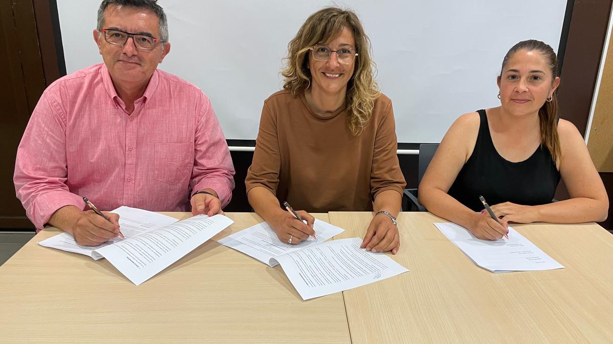 La signatura de l'acord de Vilafant, entre Junts, PSC i Ciutadans.