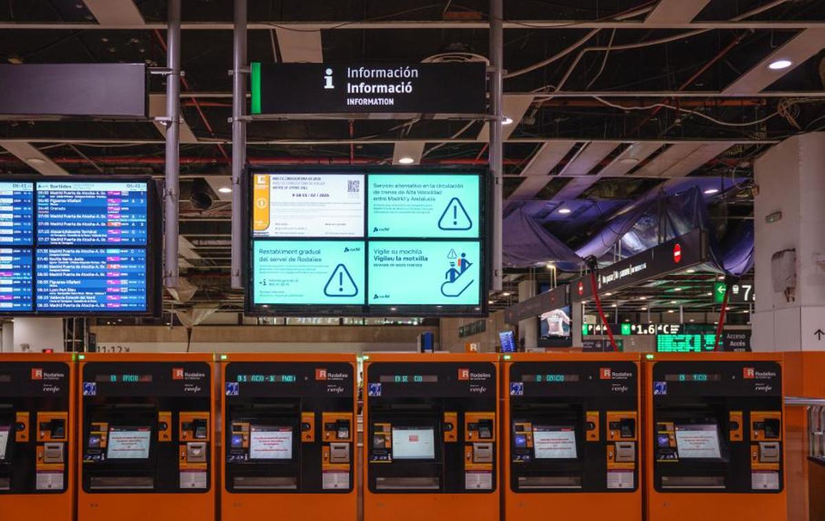 Pantalles de l’estació de Sants informen de la vaga de maquinistes
