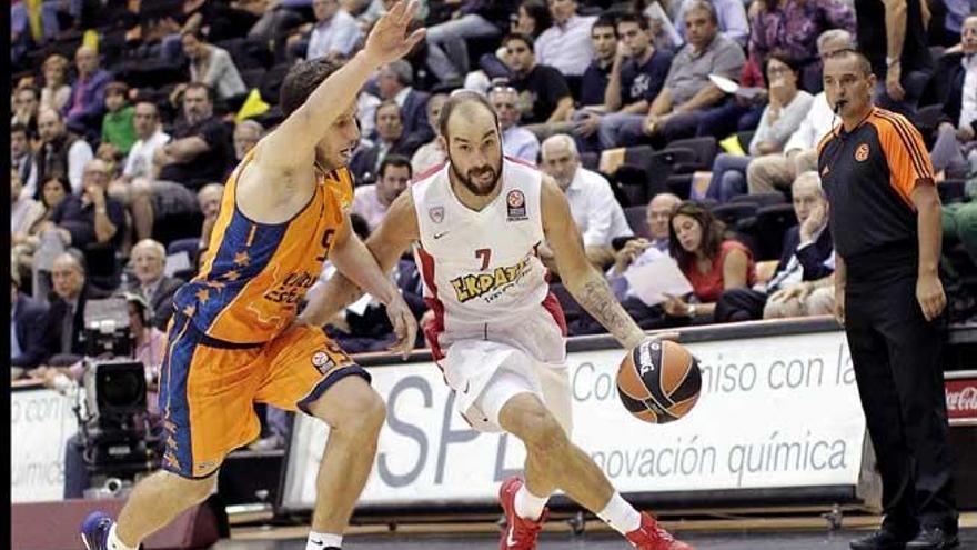 Spanoulis avanza con el balón.