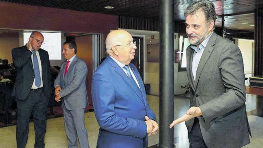 El director general de Relaciones Exteriores de Canarias, Alberto Trujillo, habla con Jesús Perea. | | EFE