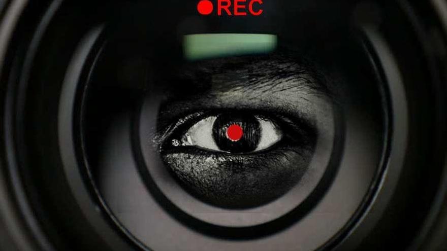 Representación de un ojo tras una cámara.