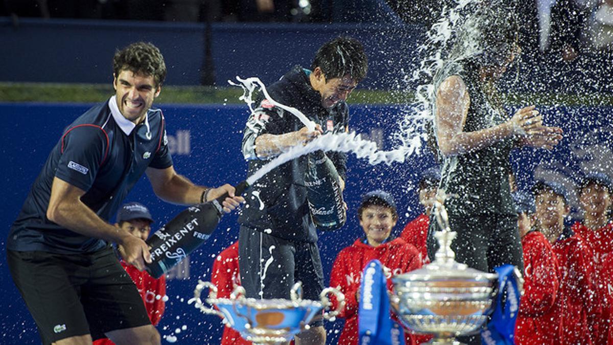 Andújar baña con cava a Nishikori tras perder la final del Open Banc Sabadell, este domingo en el RCT Barcelona