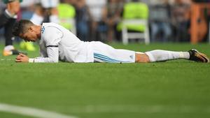 Cristiano Ronaldo tumbado sobre el césped del Santiago Bernabéu en el Real Madrid - Real Betis