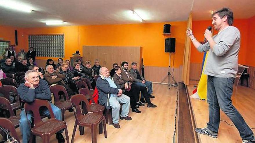 Las reinas de las fiestas de Lada y el pregonero, a la derecha.