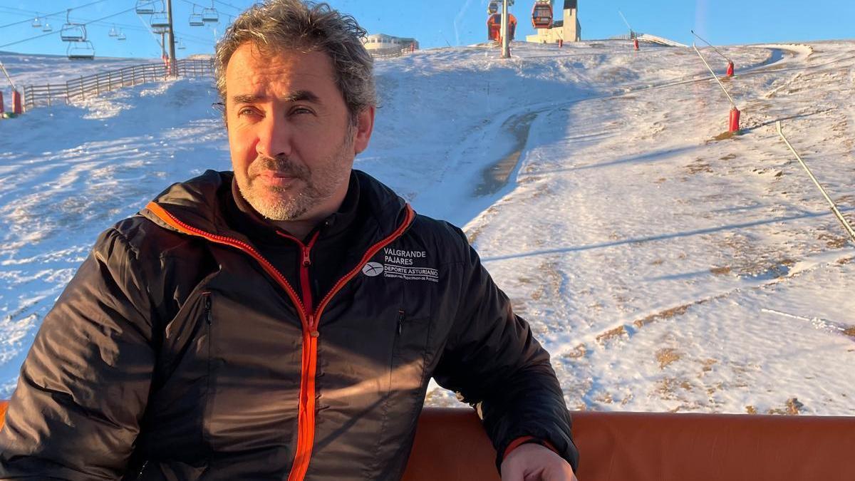 Javier Martínez, en la telecabina de Valgrande.