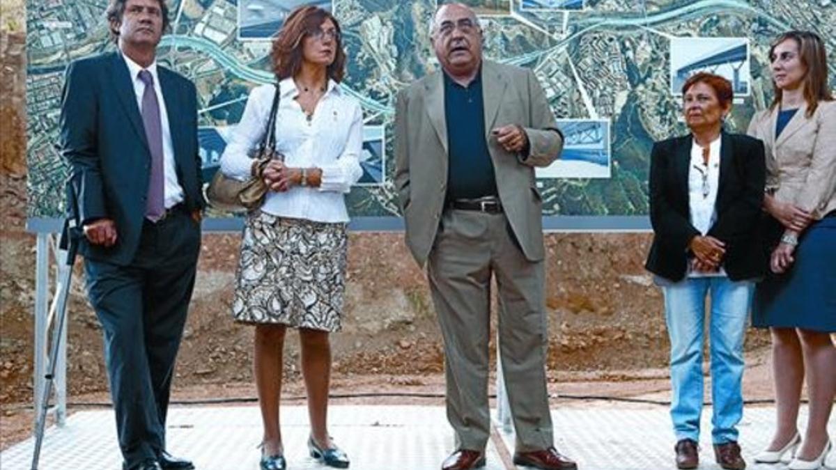 A pie de obra  Vilalta, acompañado del 'conseller' Nadal y de varias autoridades municipales, ayer.