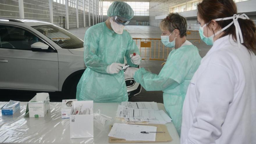 Sanitarios realizando los test rápidos CovidAuto. // R. Vázquez