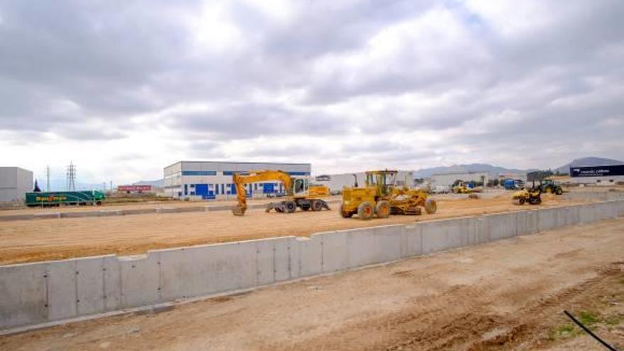 Las obras en la parcela donde se ubicará el nuevo centro logístico de Hiperber junto a la A-31.