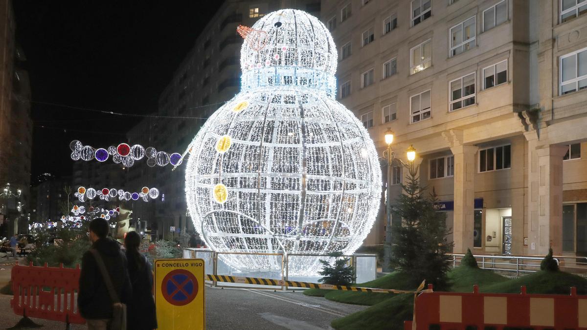 EL MUÑECO DE NIEVE DE VIGO | El adorno gigante de la Navidad cambia de calle