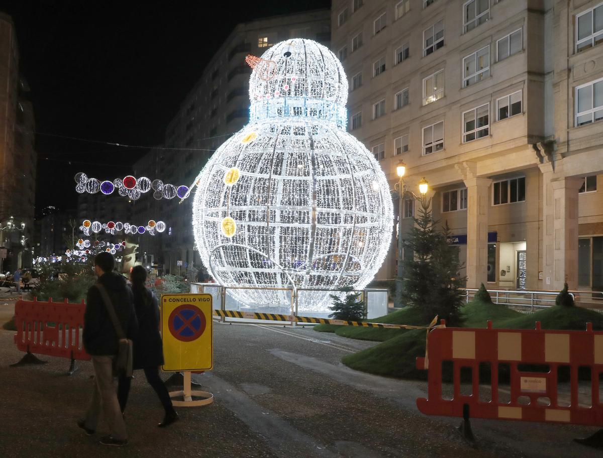 El Muñeco de Nieve instalado en la Navidad en Vigo 2020 en la calle Rosalía de Castro