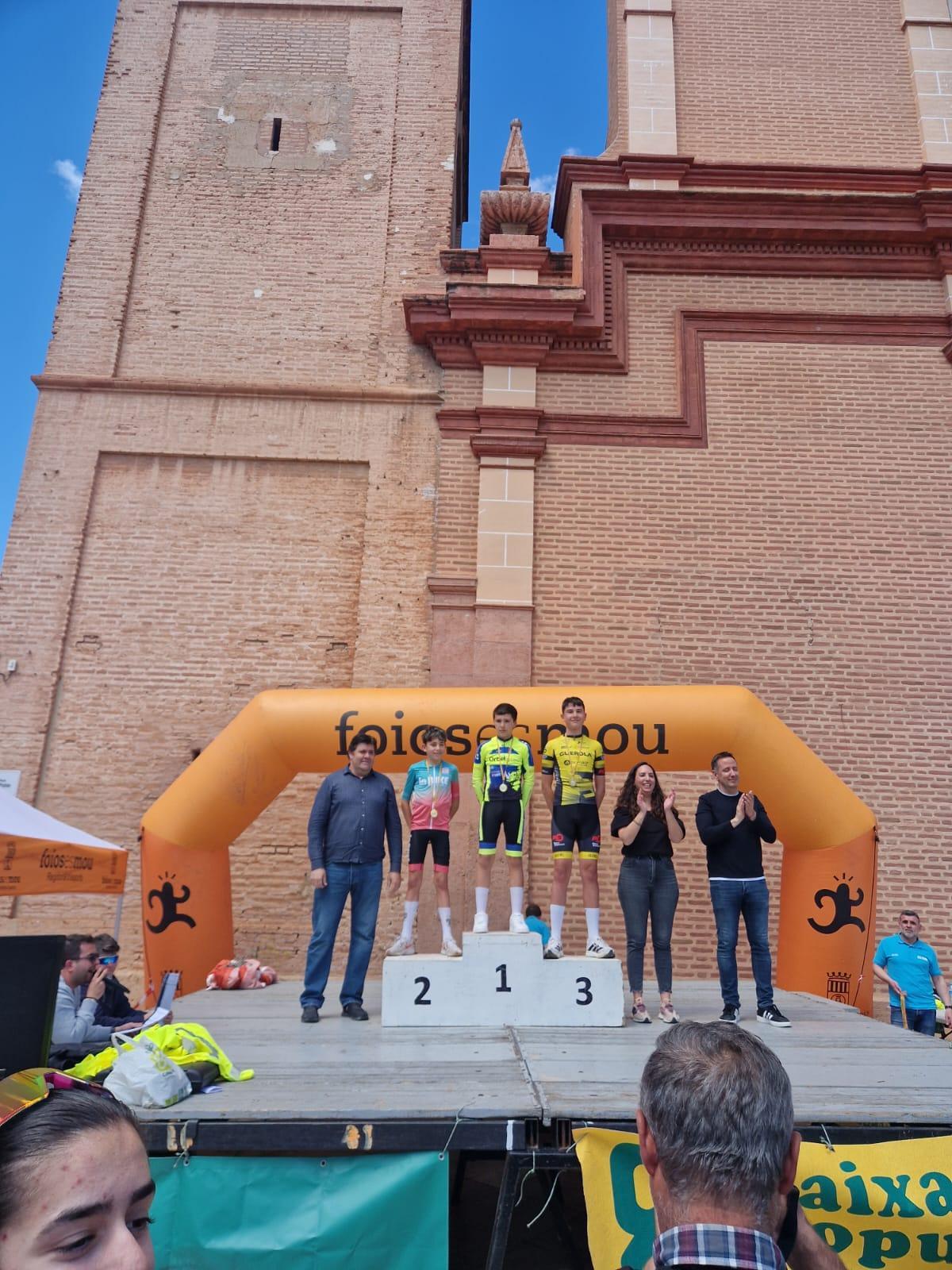 Ciclistas de Ontinyent en el podio del I Gran Premi Escoles de Foios.
