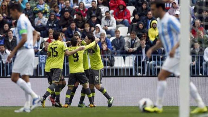 Los jugadores del Espanyol celebran su triunfo en La Rosaleda.