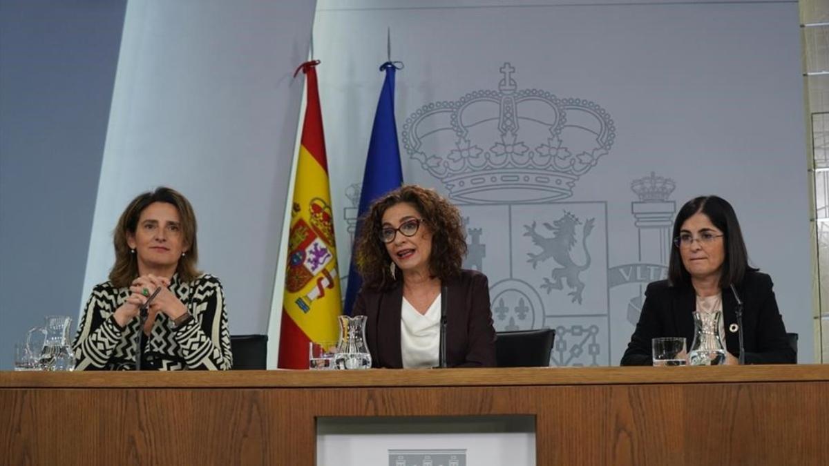 La ministra de Hacienda, María Jesús Montero (centro), en la rueda de prensa tras el Consejo de Ministros.