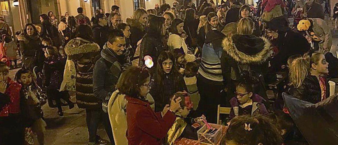 Halloween llena de niños el Fontán