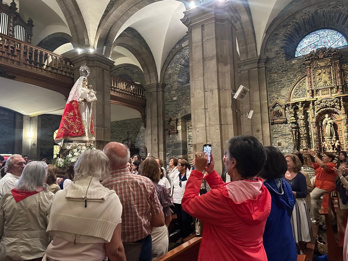 Las fiestas del Rosario de Luarca: emoción y alegría bajo la lluvia