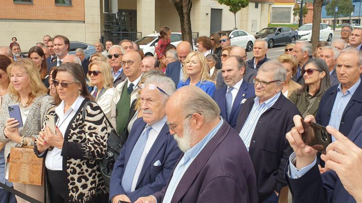 En primer término, por la izquierda, los niños Jaime Sebrango, Pedro Sebrango, Marina Sebrango, Teresa Somolinos, Enrique Somolinos y Victoria Somolinos. Detrás, desde la izquierda, Alfredo Martínez, Susan Schmickrath, Susana Martínez, Mili Serrano de Aspe, Francisco Sebrango, Carla Martínez, Adela Martínez, con Eleonor Bilbao en brazos, Iñaki Bilbao, Marta Martínez y Enrique Somolinos. Todos posan ante la escultura dedicada al cabeza de familia, Jaime Martínez González-Río. | L. B. 