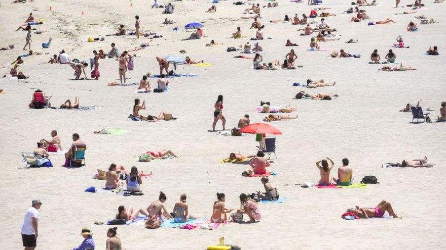 Bañistas en la playa de Riazor. | Casteleiro/Roller Agencia