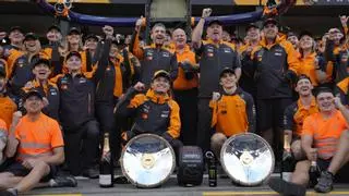 Norris impone su ley en el caos de Australia, con accidentes de Sainz y Alonso