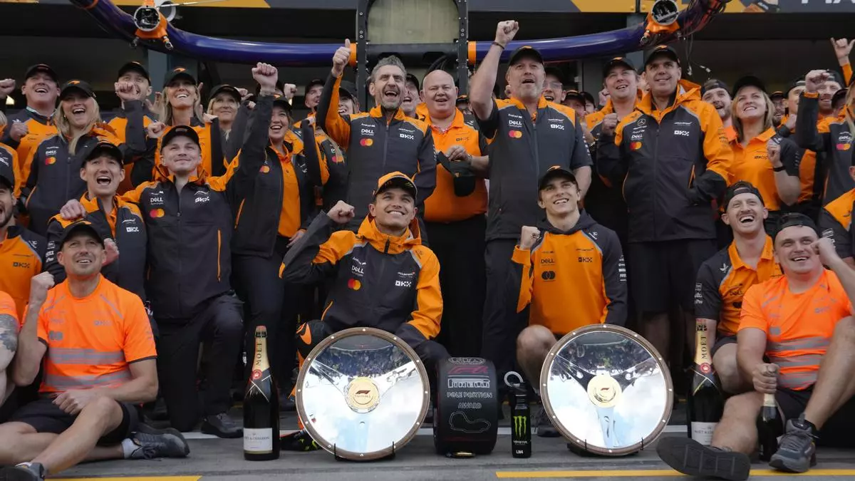 Lando Norris impone su ley en el caos de Australia, con accidentes de Sainz y Alonso