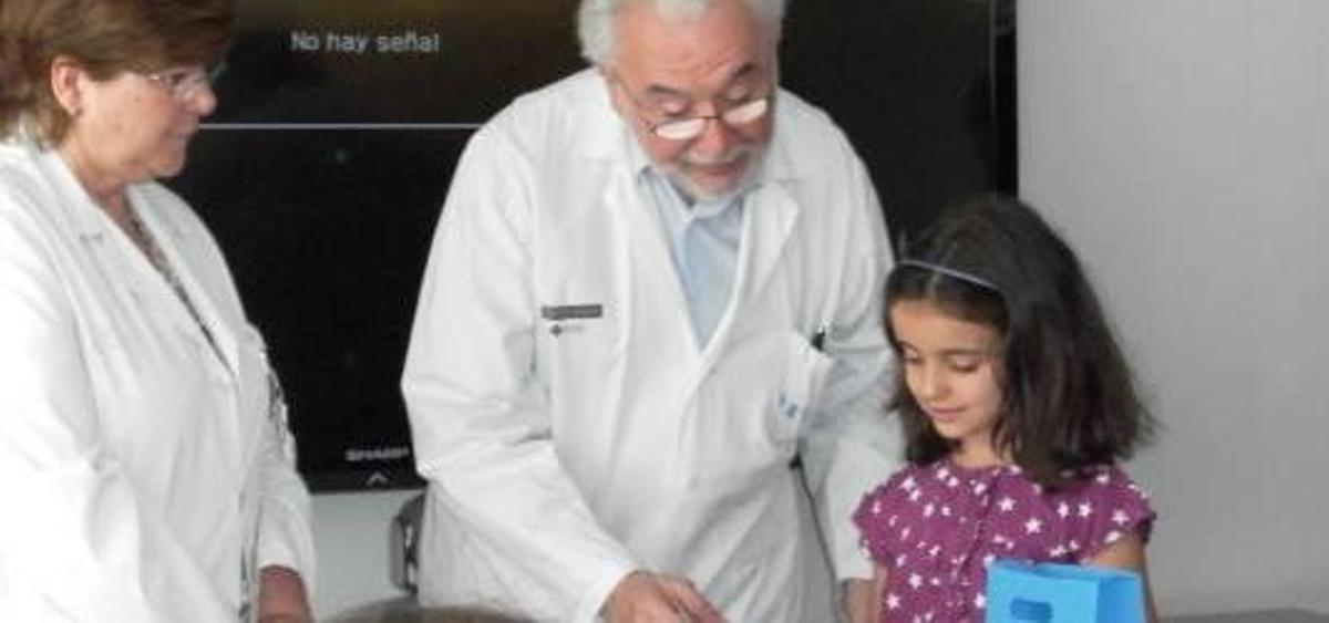 Una niña dona a la lucha contra el cáncer los regalos de su comunión