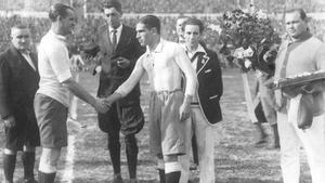 Momentos antes de iniciarse la primera final del Mundial entre Uruguay y Argentina