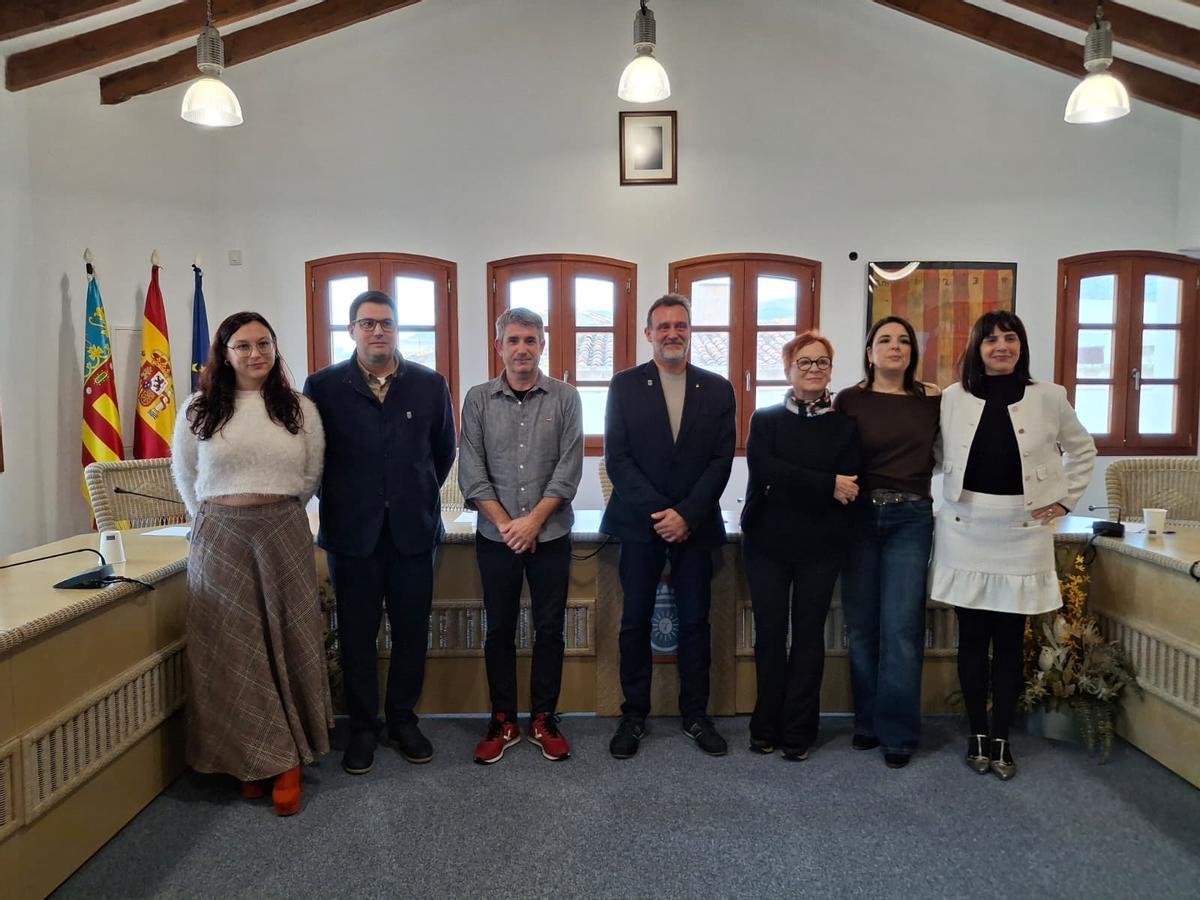 Las imágenes del relevo en Gata: Toni Signes (PSPV) ya es el nuevo alcalde