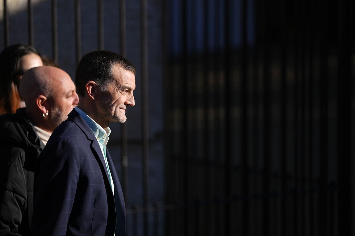 El coordinador federal de Izquieda Unida (IU), Antonio Maillo, junto a representantes de Movimiento Sumar Andalucía e Iniciativa del Pueblo Andaluz.