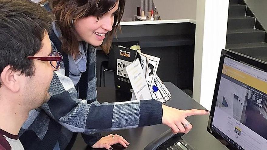 El creador del web, Jose Alonso, amb la directora de la biblioteca.