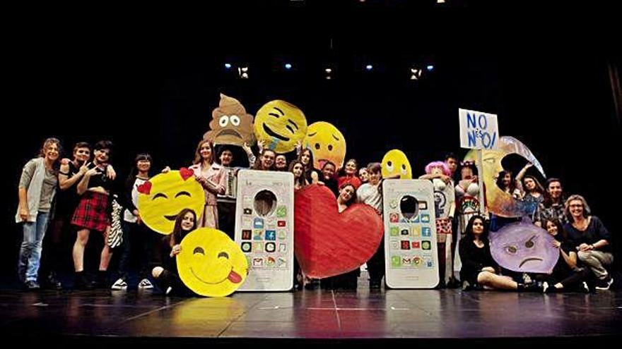 Alumnes del taller del Lacetània amb els companys d&#039;escenografia en l&#039;estrena d&#039;ahir per als alumnes