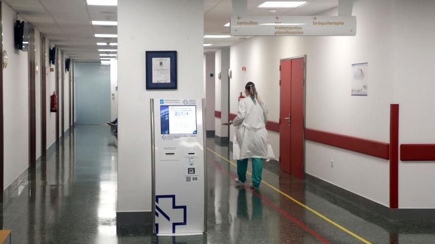Una sanitaria, en un pasillo del Clínico de Santiago. | Xoán Álvarez