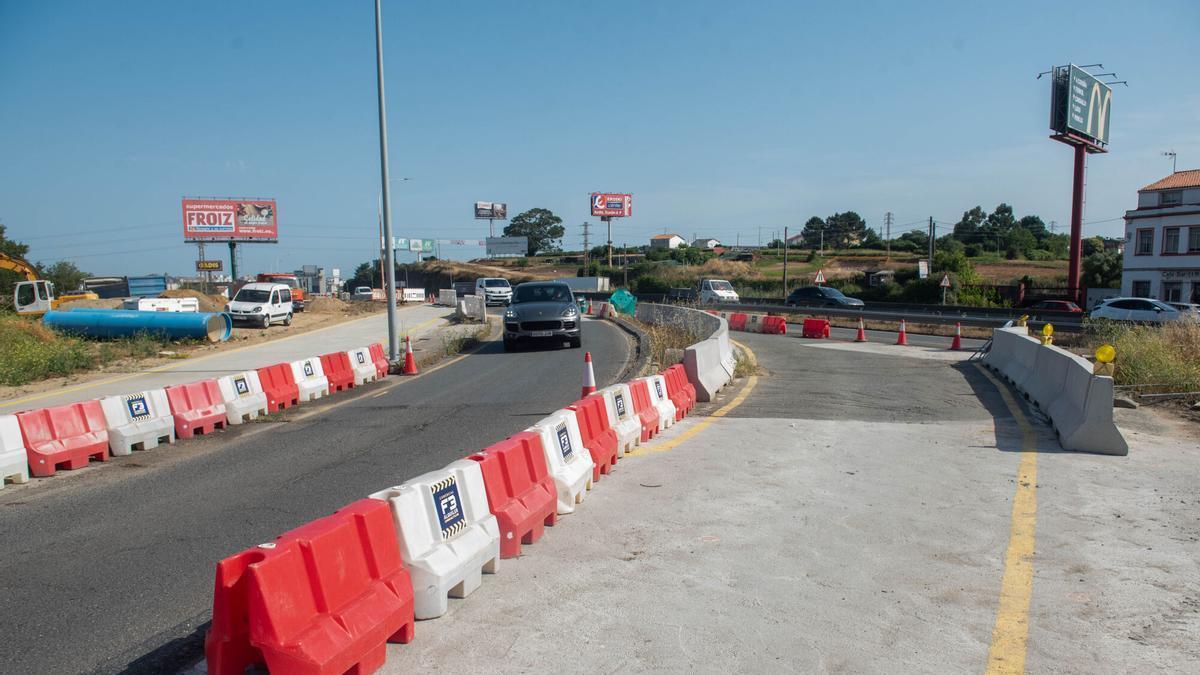 Desvío implantado en Alfonso Molina para acceder a A Zapateira.