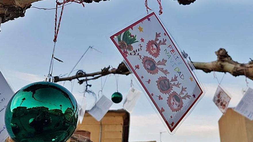 Fuentespreadas cuelga 70 postales navideñas en los árboles de la plaza