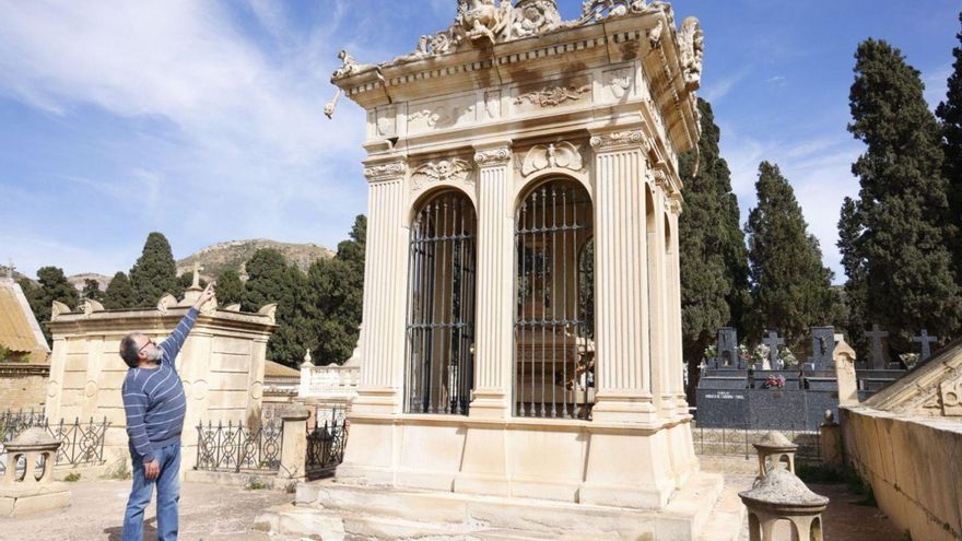 Sanidad avisa del peligro de ruina en un panteón protegido de Santa Lucía en Cartagena