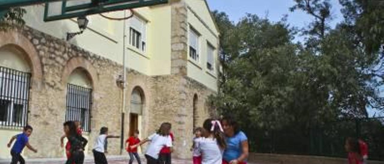 Patio de la escuela de Agres, en una imagen de archivo.