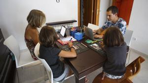 Catalunya recomana donar teletreball als pares durant les vacances escolars
