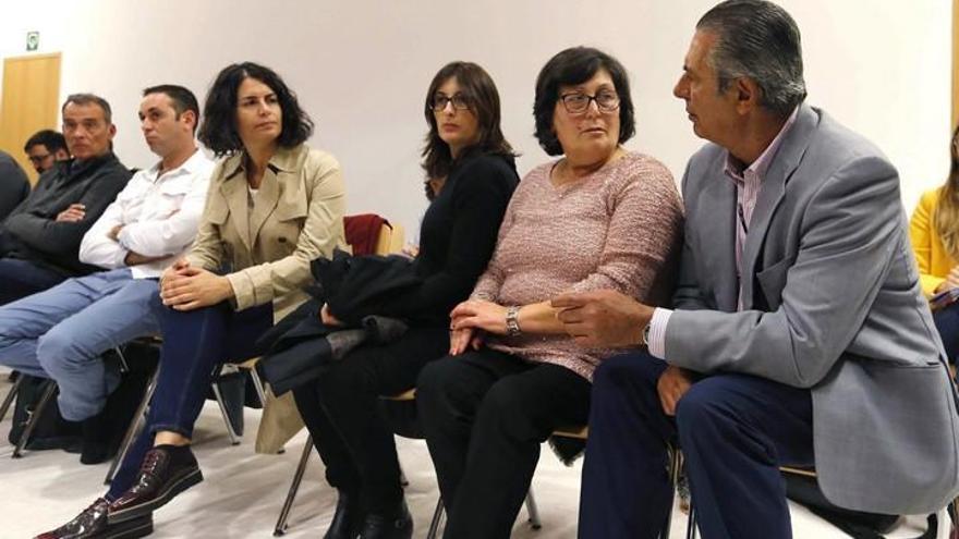 José Francisco Reyes (primero por la izquierda), junto a su mujer y tres de sus hijos durante el juicio del &#039;caso Yate&#039;, en marzo del pasado año en la Audiencia Provincial de Las Palmas.