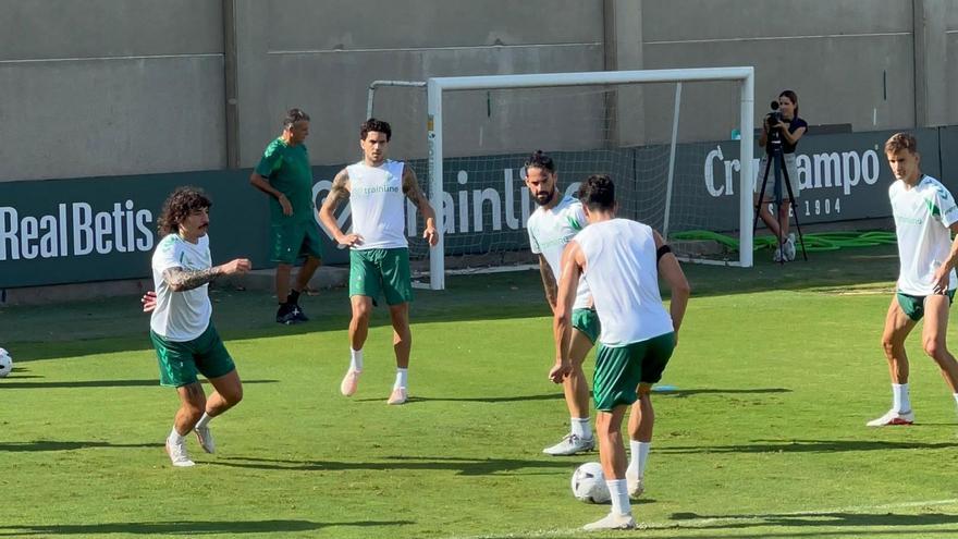 Vídeo | Isco Alarcón, Bellerín, Bartra, Marc Roca y Llorente, en un rondo del Betis en la previa del debut en Liga contra la Real Sociedad