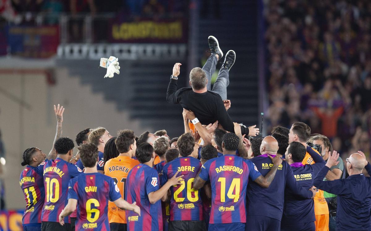 Barcelona. 10.05.2026. Deportes. Los jugadores del Barça mantean a Flick sobre el césped del Camp Nou.