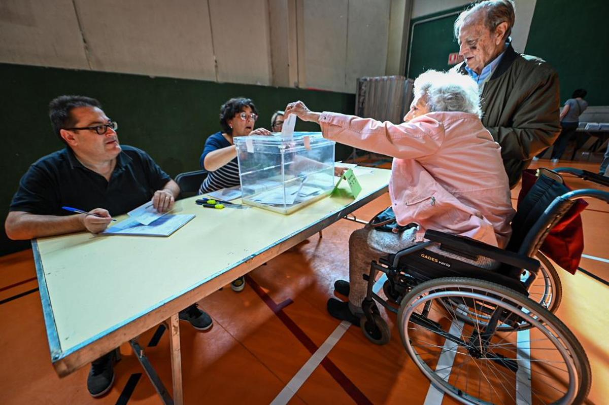 Votaciones en la escuela Grèvol de Barcelona, en el barrio del Front Marítim.