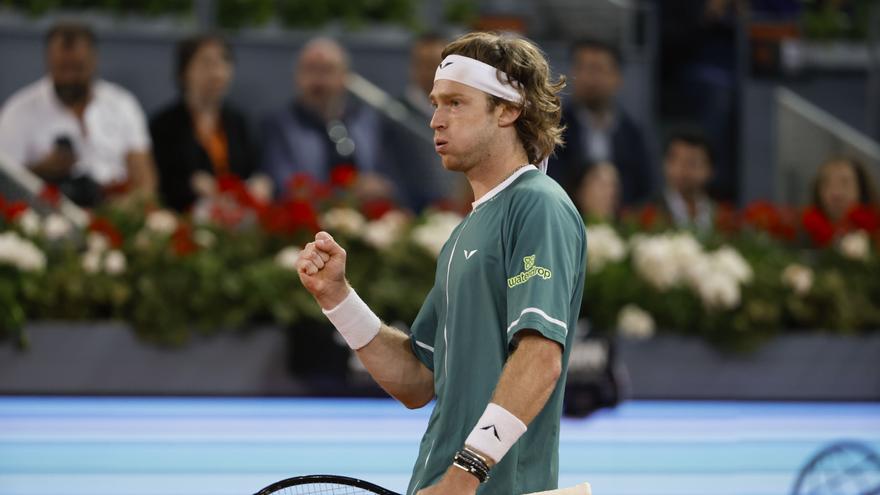 Alcaraz deja huérfano a Madrid tras caer en cuartos de final ante Rublev