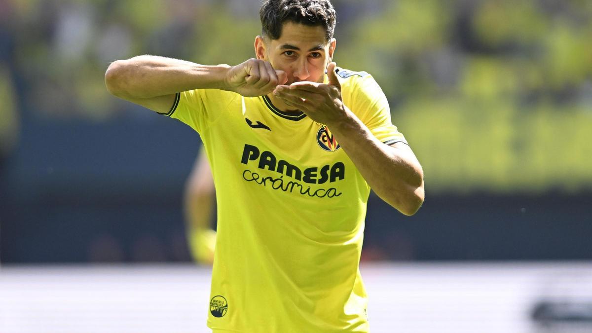 Ayoze Pérez celebra uno de sus goles ante Osasuna con su celebración típica emulando tomar café.