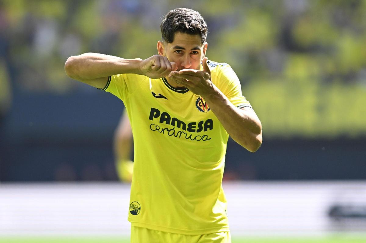 Ayoze Pérez celebra uno de sus goles ante Osasuna con su celebración típica emulando tomar café.